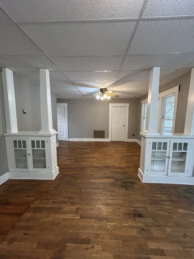 Building Photo - Just Remodeled! 2br/1ba - with Garage and Fenced-in Yard!