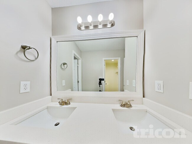 Building Photo - 2028 Ballston Pl