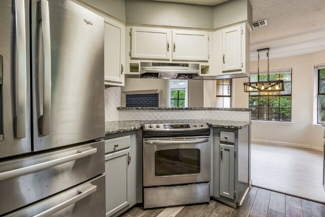 Building Photo - 2241 Prytania Cir