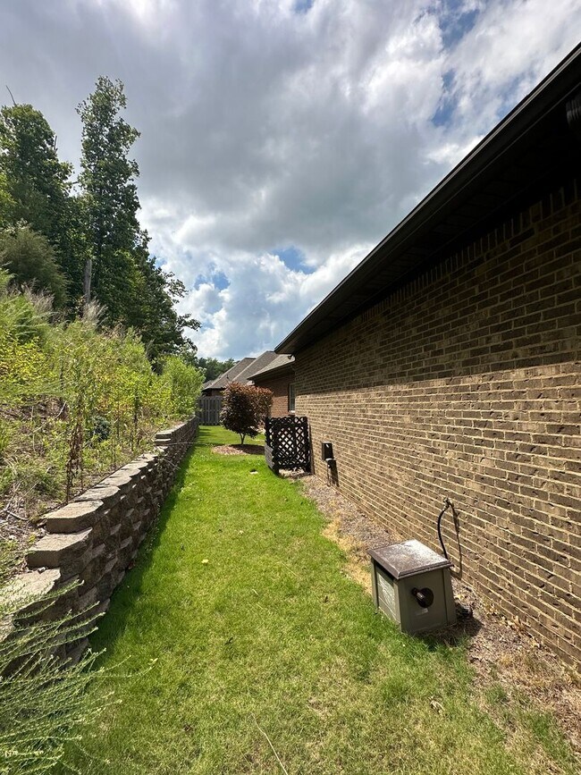 Building Photo - 358 Kingston Cir