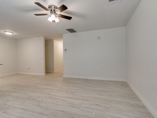 Building Photo - 4 bedroom 2 bath home in Tecumseh!