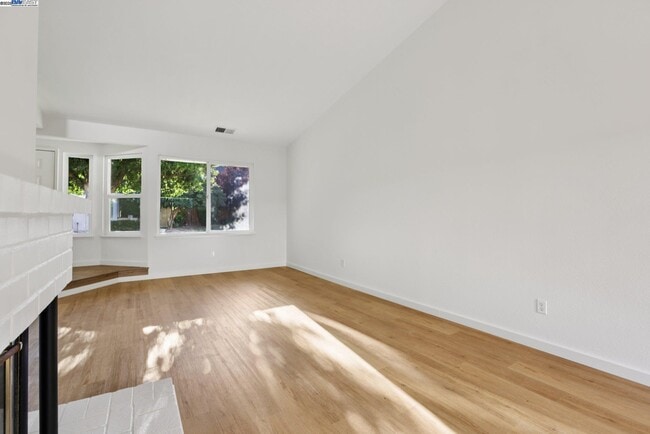 Building Photo - 2039 Alexander Ct