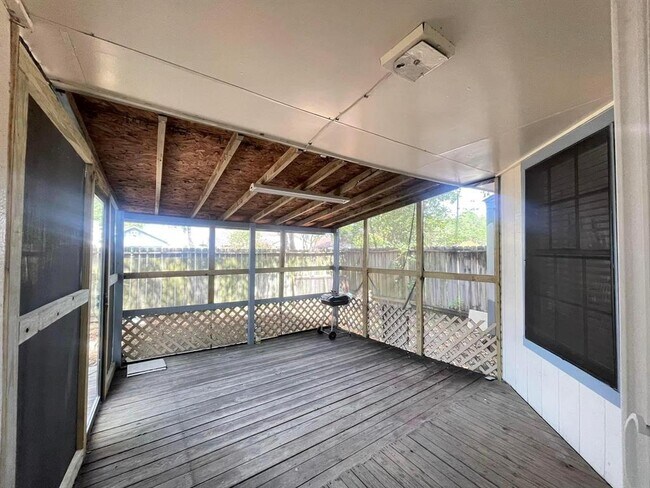 Building Photo - 14227 Clear Forest Dr