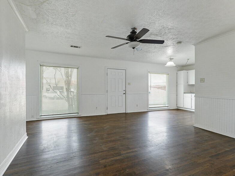 Building Photo - 6950 Hillcrest Ave