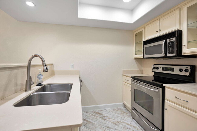 Building Photo - Camelback Corridor Condo now available!