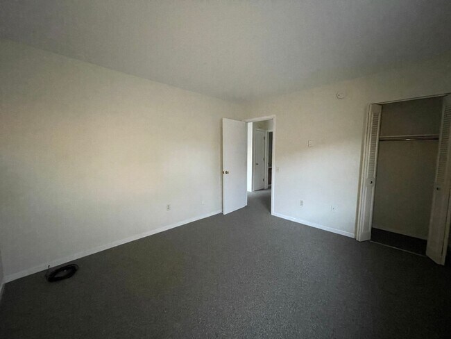 Building Photo - Two Bedroom Condo in Kalamazoo