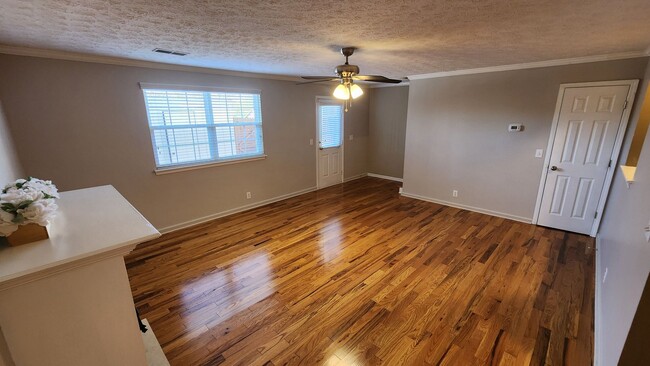 Building Photo - Updated, spacious townhome close to the in...