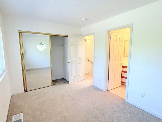 Building Photo - Fabulous Townhouse at Ashford Court - Close to BART, Downtown & Trails !