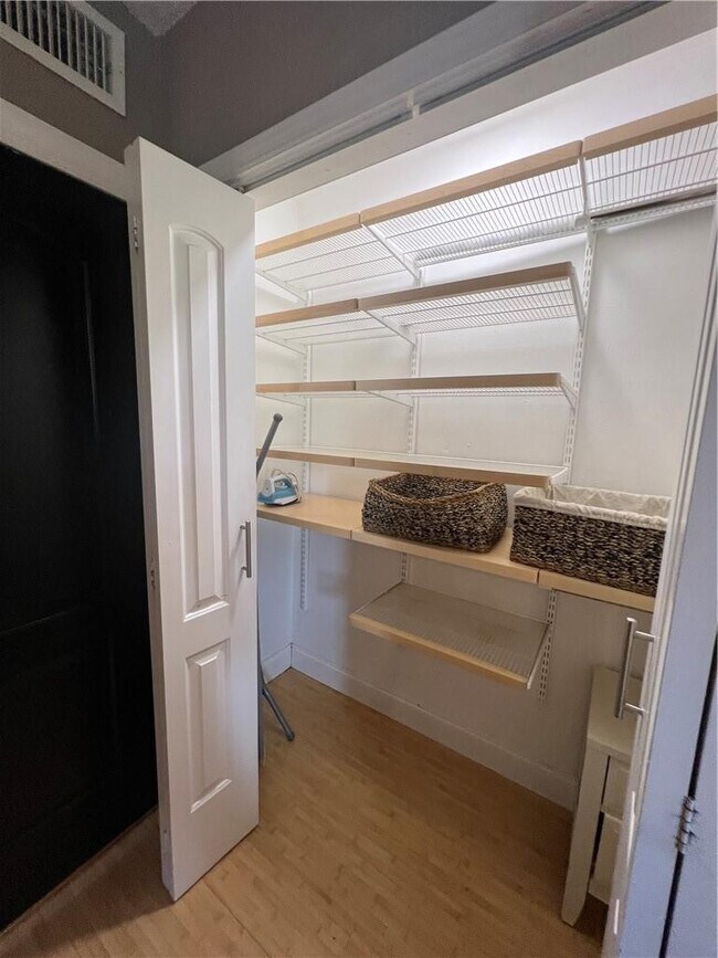 Building Photo - 811 NE 14th Pl