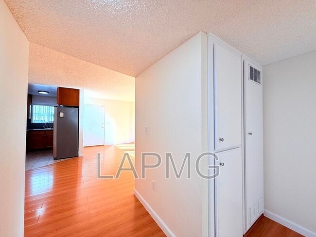 Building Photo - 1059 Western Ave