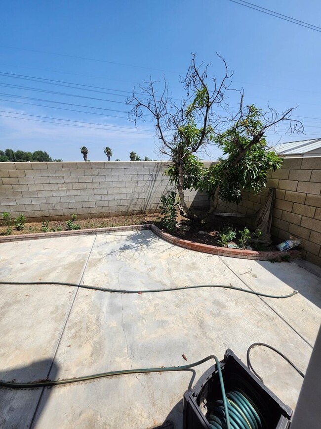 Building Photo - Beautiful 5 Bedroom House fully remodeled....