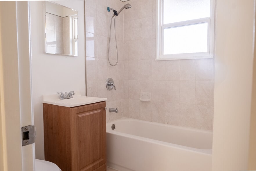 Building Photo - 2027 Barlowe Pl