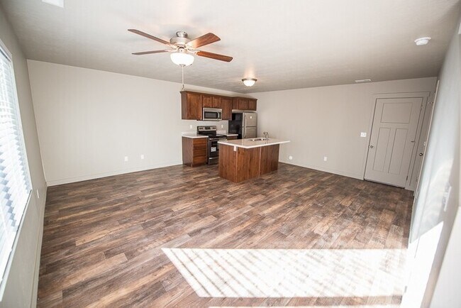 Building Photo - Townhome with 2-Car Garage!