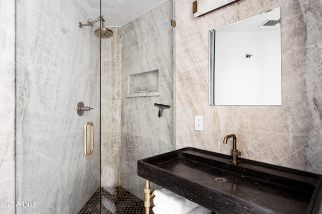 Building Photo - 1040 E Osborn Rd