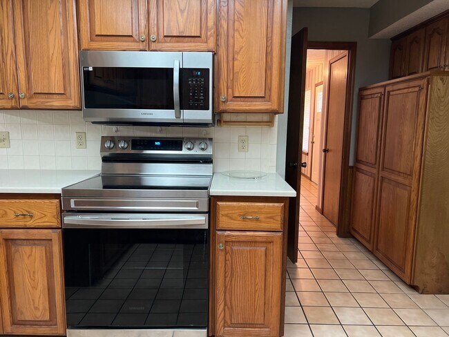 Building Photo - Spacious 3 Bedroom