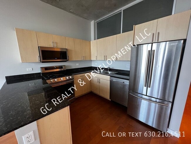Building Photo - 235 W Van Buren St