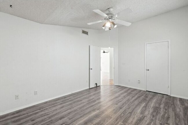 Building Photo - Great single family home!