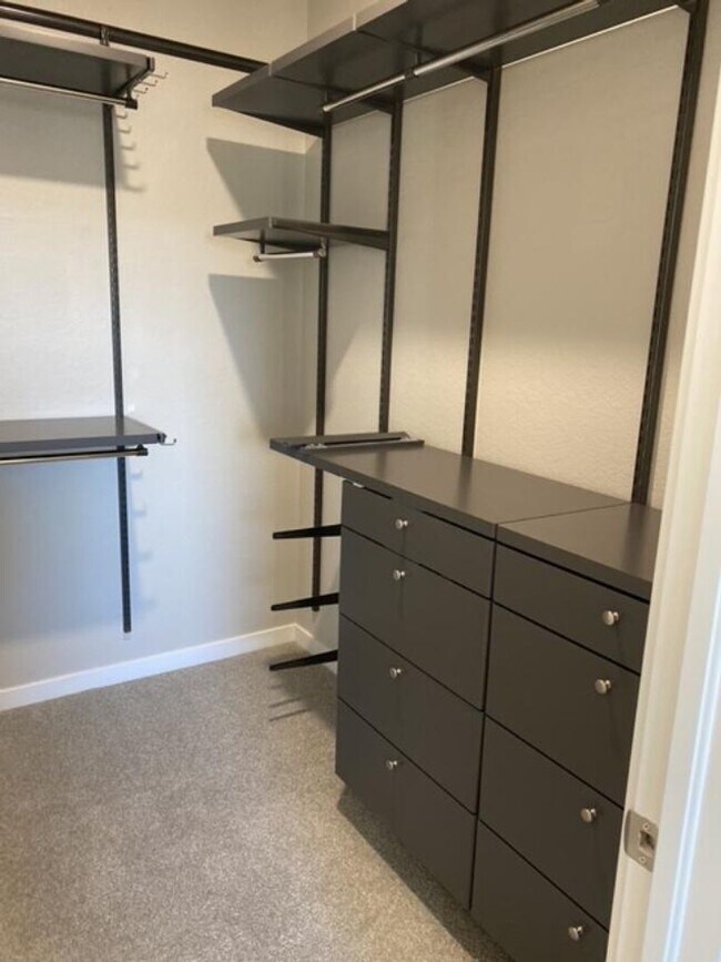 Building Photo - Flying Horse Luxury 4 Bed Townhouse with Mt. Views