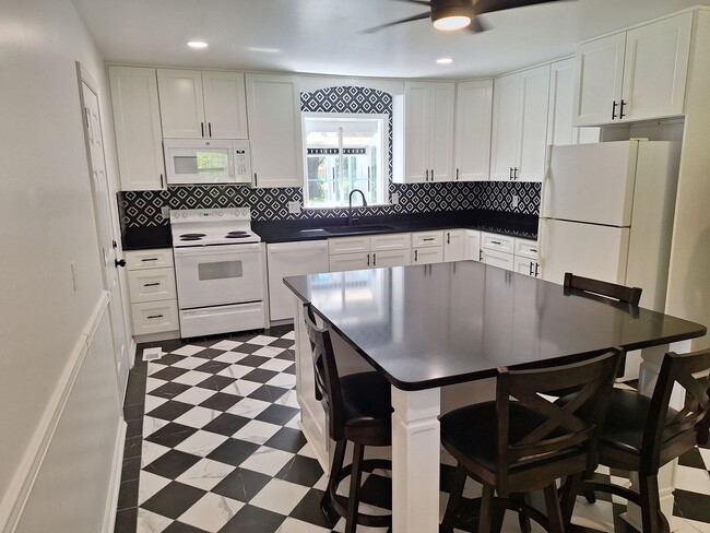 Building Photo - 3 bedroom /2 full bathroom- Yorktown