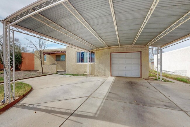 Building Photo - Pueblo Style  3/BD 1.75/BA 1/CG 2/CP 1774/sf