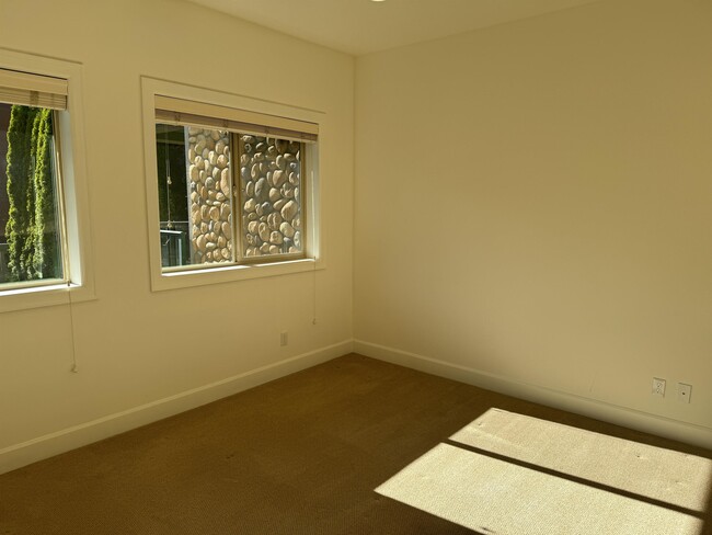 Building Photo - 360 Knechtel Way NE
