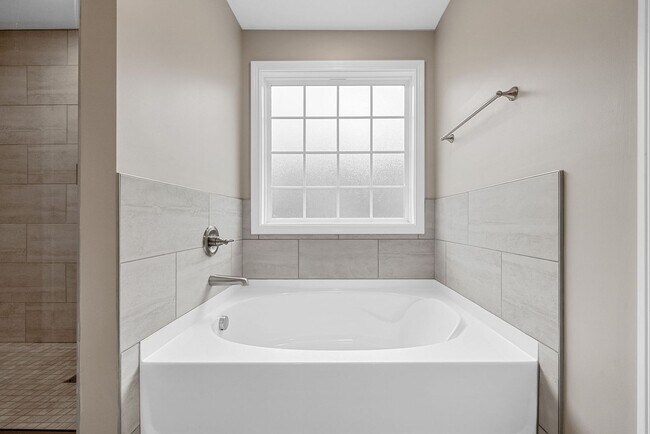 Building Photo - Pet Friendly Five Bedroom!