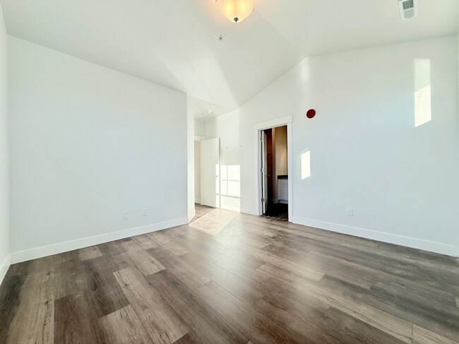 Building Photo - Gorgeous Condo in Vineyard!