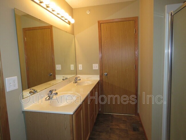 Building Photo - 2880 Clover Ridge Dr