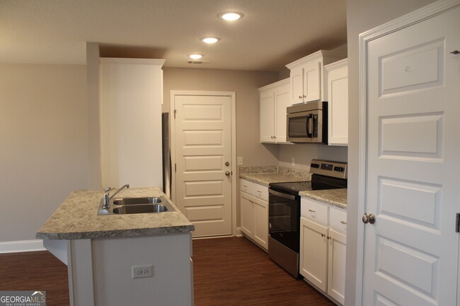 Building Photo - 7040 White Pine Ave