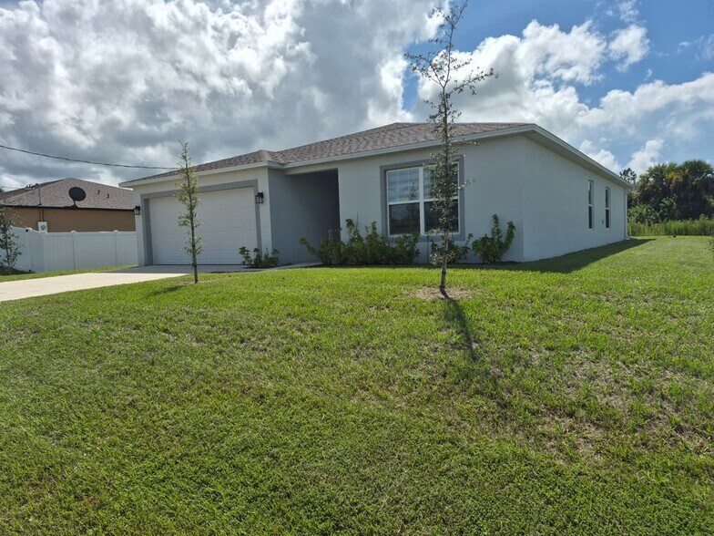 Building Photo - 2328 Bimini Ave