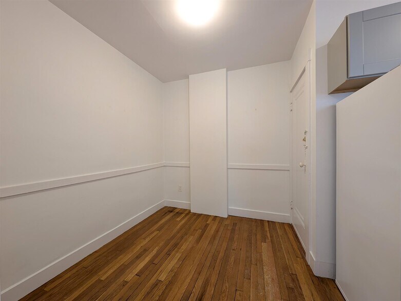 Building Photo - 32 College Ave