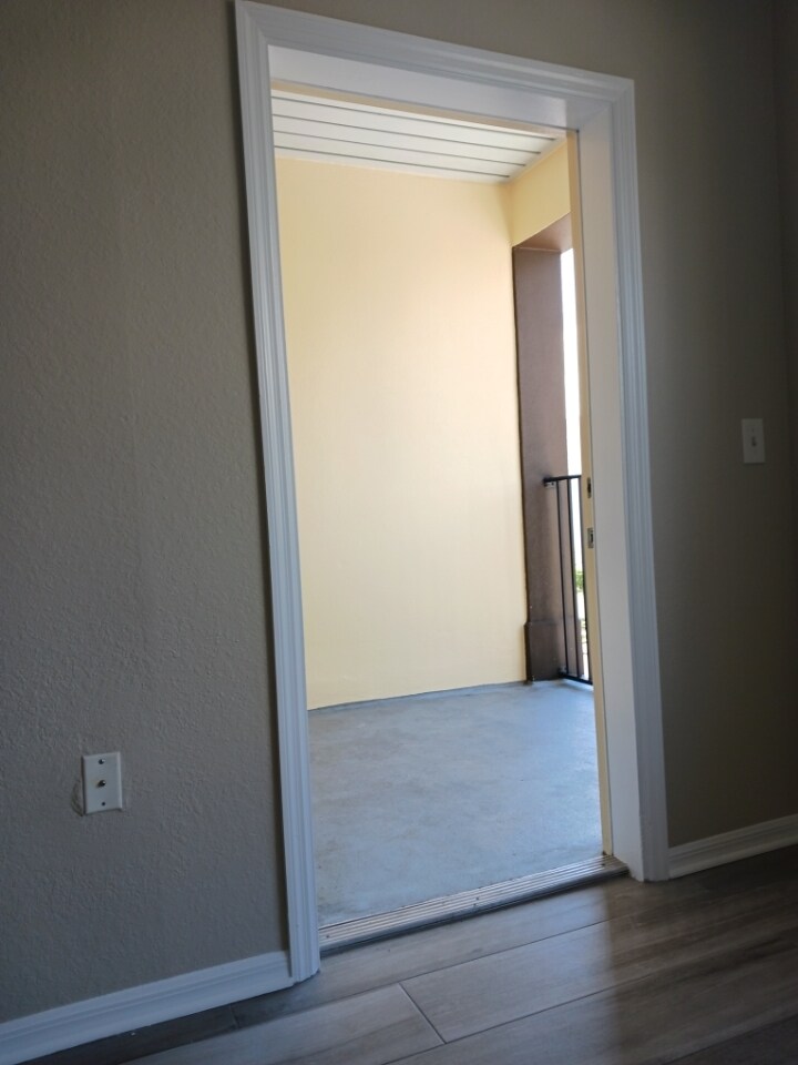 Balcony - 200 4th Ave S