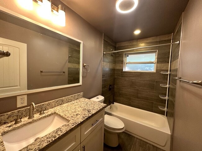 Building Photo - Fully Remodeled 3-bed 1-bath House Availab...