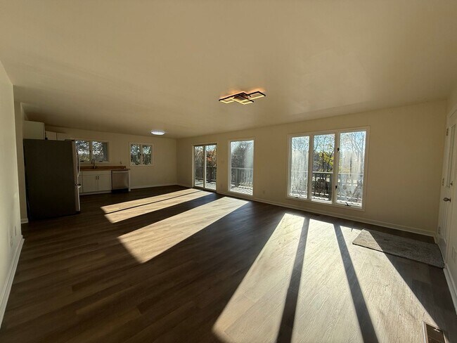 Building Photo - Newly renovated 3 Bedroom 3 Bathroom Home ...