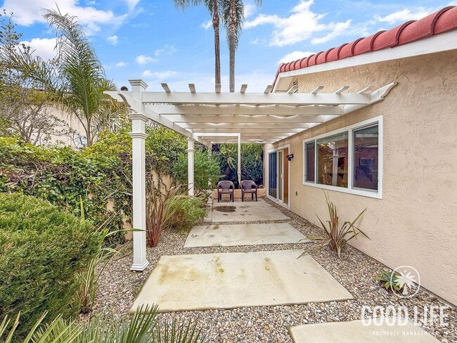 Building Photo - harming 2BR/2BA Townhome with Private Yard & 2-Car Garage in UTC