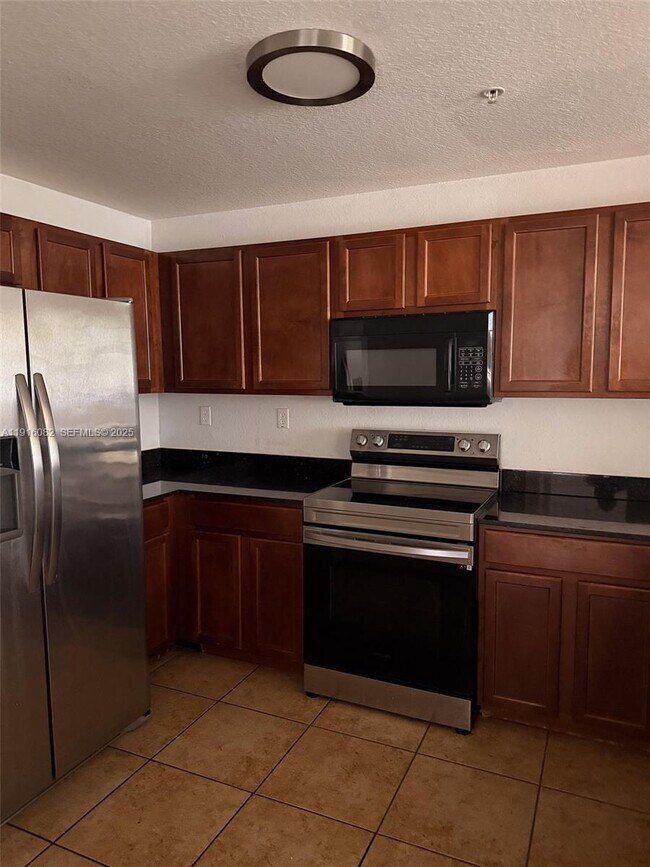 Building Photo - 8899 NW 107 Ct