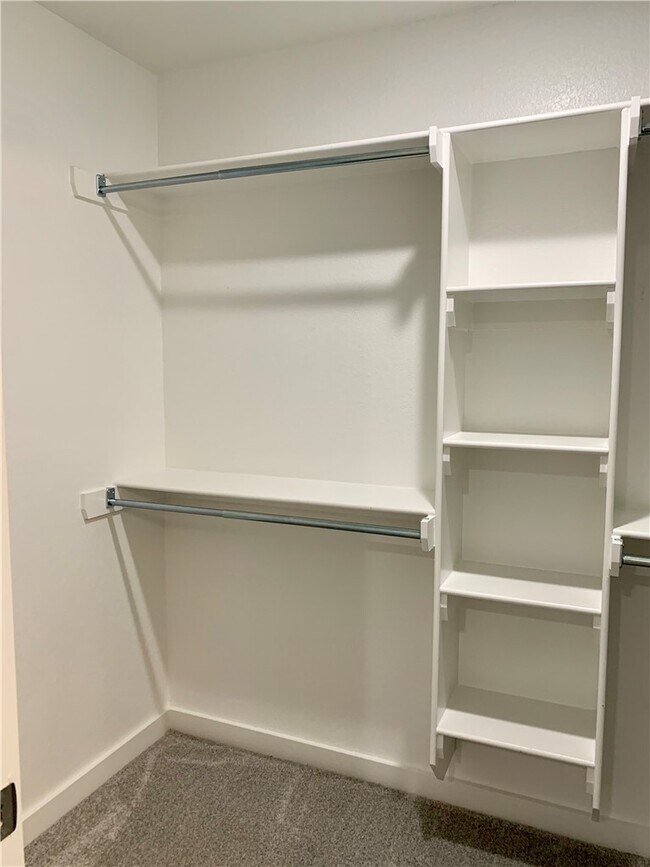 Building Photo - 432 Red Robin St