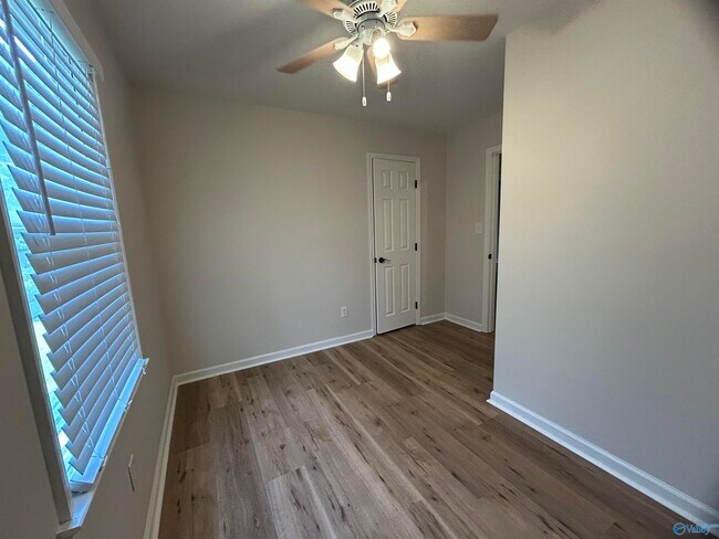Building Photo - 285 Ruby Dr