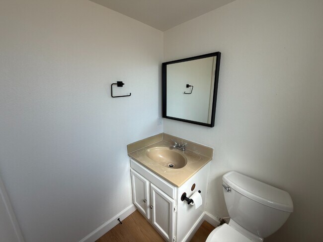 Building Photo - Prime Santa Clara Location | Bright 3BR/2.5BA End-Unit | 2 Primary Suites | Central Heat & AC