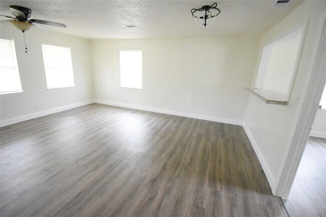 Building Photo - 6229 Clover Ridge St