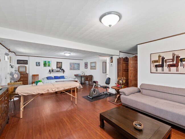 Building Photo - "Stunning 4-Bed Oasis with Granite Eleganc...