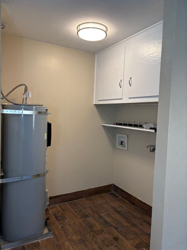 Building Photo - 3 bedroom/1 bath home with additional deta...