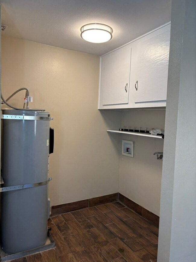 Building Photo - 3 bedroom/1 bath home with additional unat...