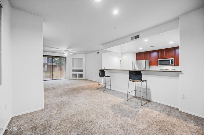 Building Photo - 705 W Queen Creek Rd