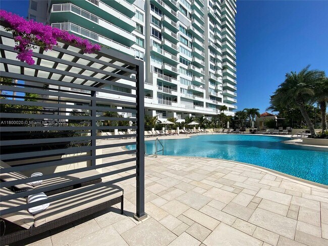 Building Photo - 400 South Pointe Dr