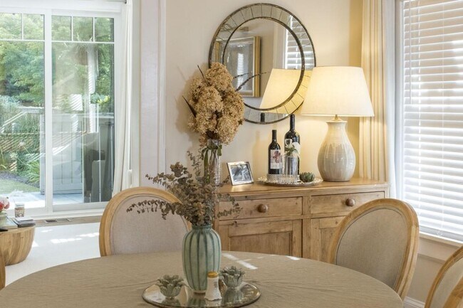 Building Photo - 801 Durant Pl NE