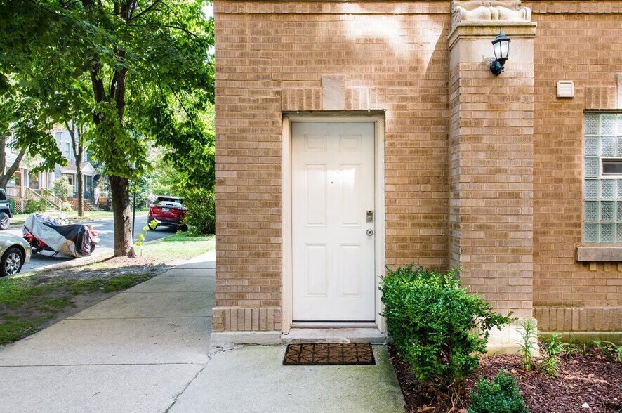 Building Photo - 2846 N Christiana Ave