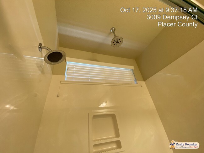 Building Photo - Pristinely Maintained Roseville Home with ...