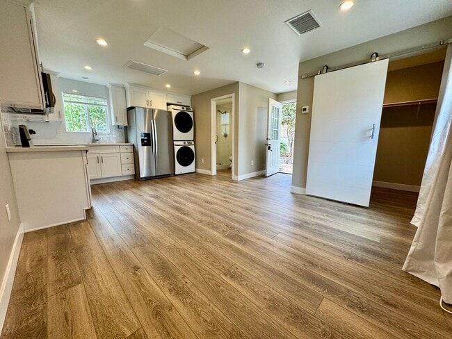 Primary Photo - 874-876 North Orange St