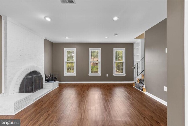 Building Photo - 2215 Loch Lomond Dr